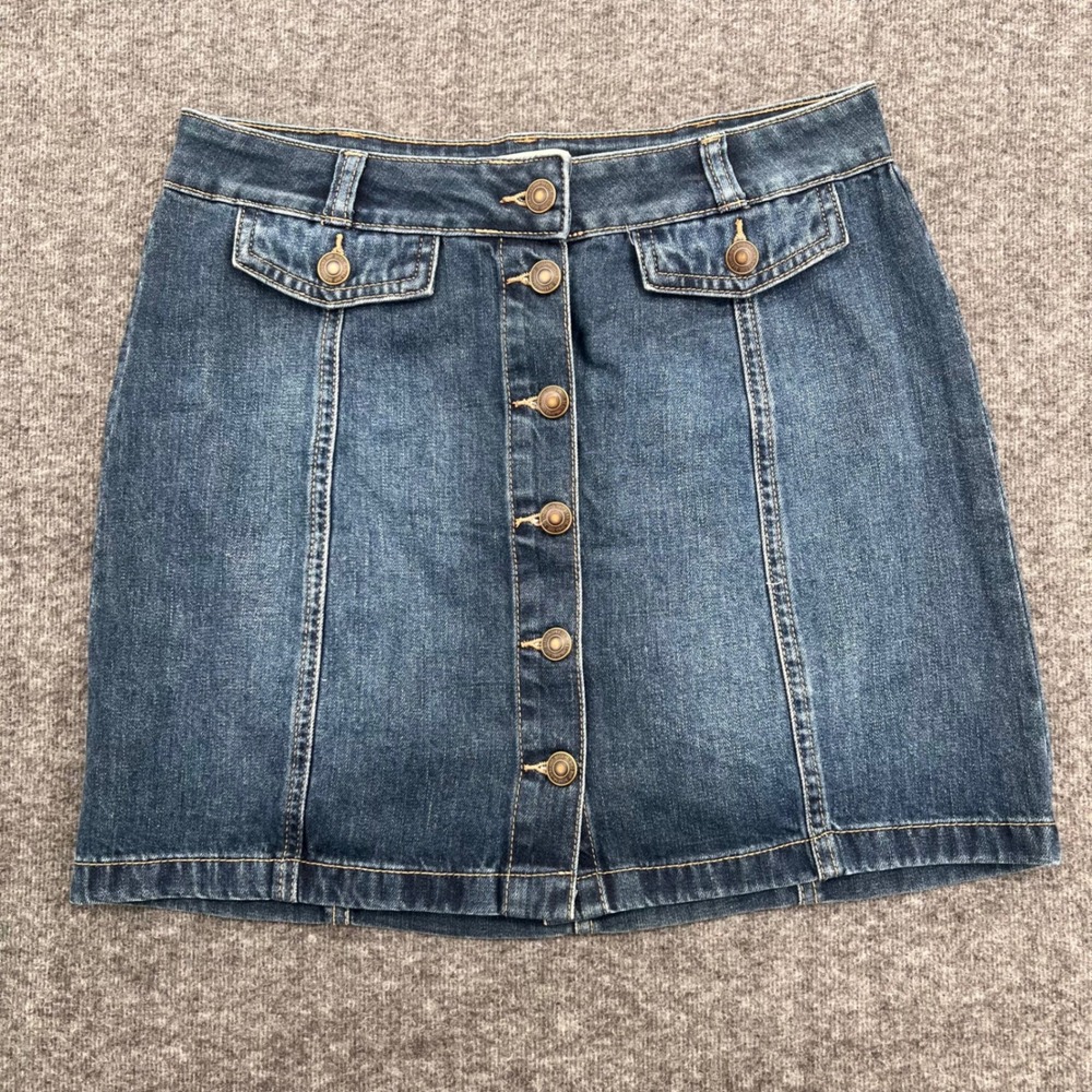 SO Women Medium Wash Button Front Denim Mini Skirt Size 9/29W Blue Flap Pockets